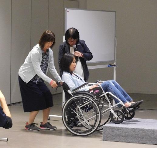 ロールトレーニング(車いす利用者の応対実演)