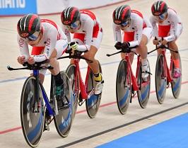 競技中の写真　先頭が古山選手　写真提供　日本自転車競技連盟