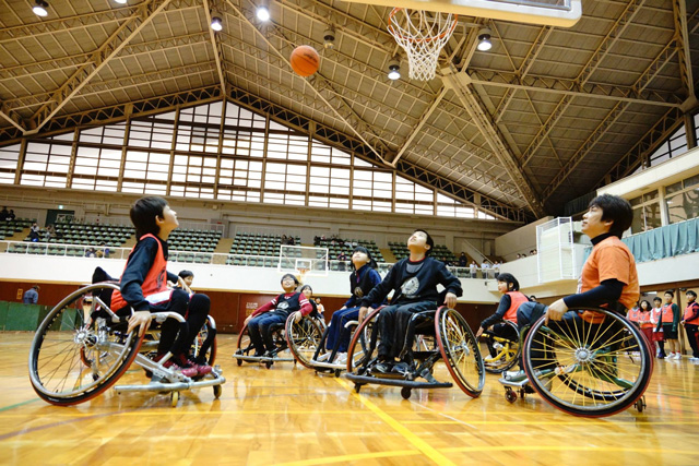 車椅子バスケットボールの練習風景