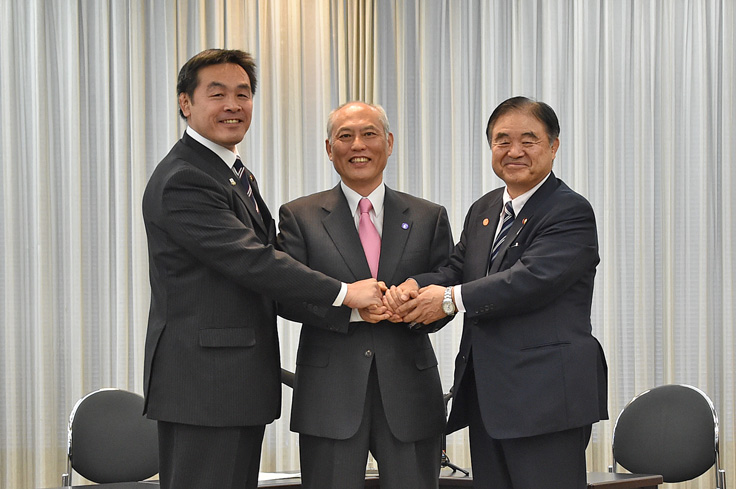 舛添知事、遠藤大臣、馳大臣面会写真